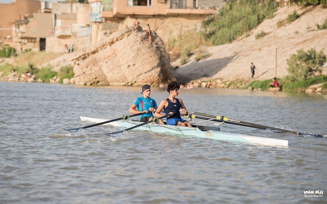 شابان عراقيان يُمارسان رياضة التجديف في نهر دجلة قرب المسناية في منطقة الأعظمية