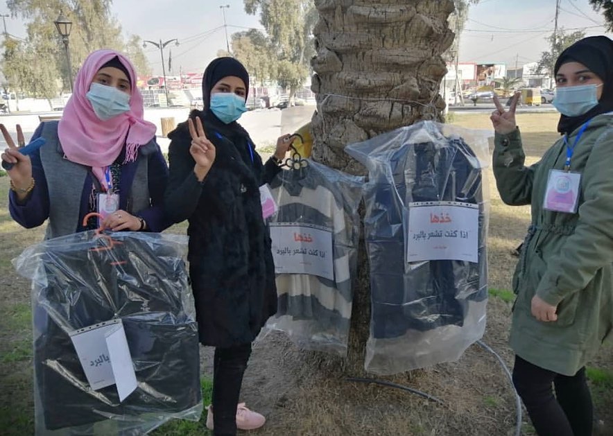 مبادرة أطلقتها فتيات في بغداد تحت اسم #مبادرة_دفء. هدف الحملة توفير الملابس للفق