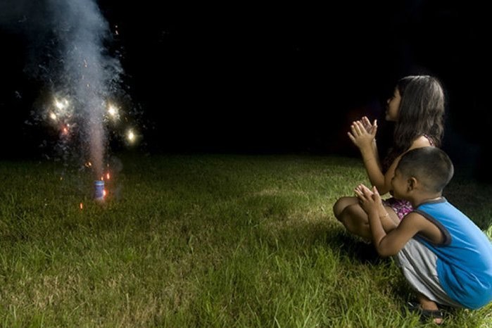 وزارة الصحة تناشد الأهالي بمنع أطفالهم من استخدام الألعاب النارية لتسببها بإصابا