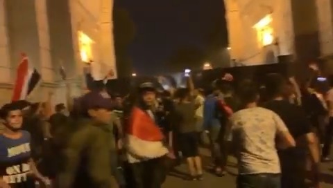 دخول المتظاهرين الى منطقة الخضراء في بغداد