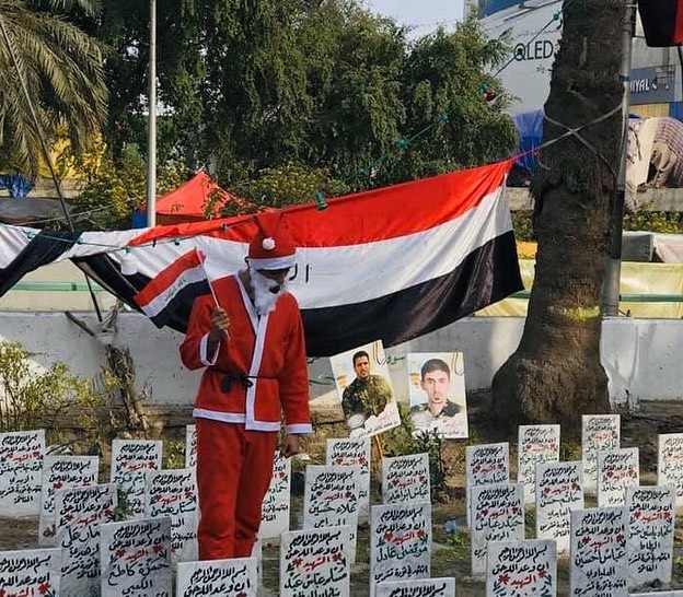 –
متظاهر يتقمّص شخصية “بابا نويل” ويعزّي شهداء التظاهرات 
الصور من المقبرة الرمز